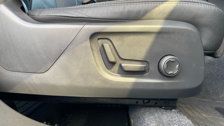 Volvo XC40 2.0 B3P Ultra Dark 5dr Auto Petrol Estate